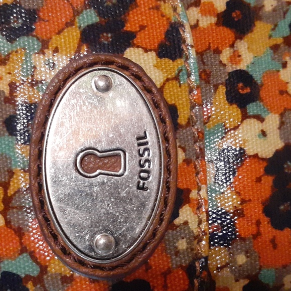 Fossil crossbody lightweight bag. - Picture 2 of 6